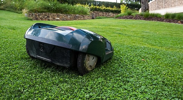 Laying the lawn boundary wire - how the robotic lawnmower works