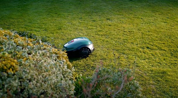 Changing the blades on a robotic lawnmower - this is how it's done.