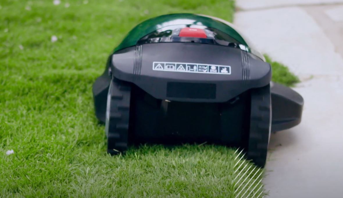 hoesten Correspondent vertraging Hoe schoon maait een robotmaaier de graskant? | Robomow